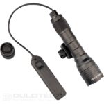 Lanterna Dulotec G20 pentru carabină, cu declanșator rapid și silențios, livrată împreună cu accesoriile de montare, bateria și încărcătorul » Lanternaputernica.RO