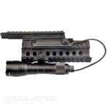 Lanterna Dulotec G20 pentru carabină, cu declanșator rapid și silențios, livrată împreună cu accesoriile de montare, bateria și încărcătorul » Lanternaputernica.RO