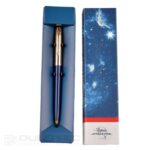 Pix Fisher Space Pen Cap-O-Matic cu capac din alamă și corp albastru, modelul 775G-BL, într-o cutie cadou » Lanternaputernica.RO