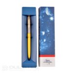 Pix Fisher Space Pen Cap-O-Matic cu capac din alamă și corp galben, model 775G-Y, într-o cutie cadou » Lanternaputernica.RO