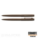 Fisher Space Pen Cap-O-Matic Ceracote Flat Dark Earth M4H265 într-o cutie cadou » Lanternaputernica.RO
