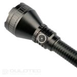 Lanternă puternică cu rază lungă de acțiune Dulotec Tracker 1300 – Până la 6.500 de lumeni, până la 1.300 de metri » Lanternaputernica.RO