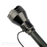 Lanternă puternică cu rază lungă de acțiune Dulotec Tracker 1300 – Până la 6.500 de lumeni, până la 1.300 de metri » Lanternaputernica.RO